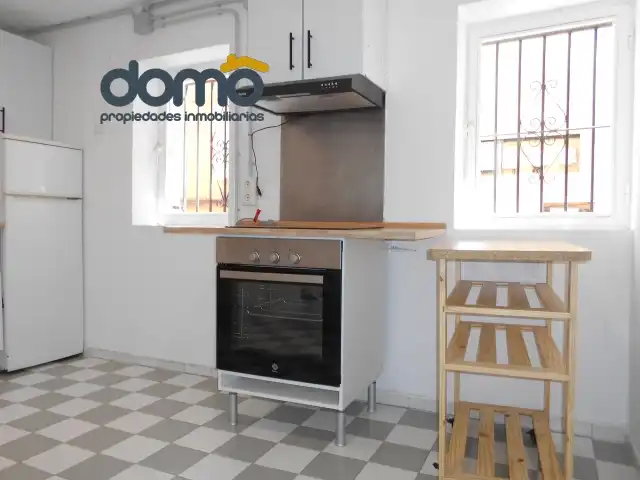Cuina de Apartament de lloguer en Granada amb Aire condicionat, Forn i Rentadora