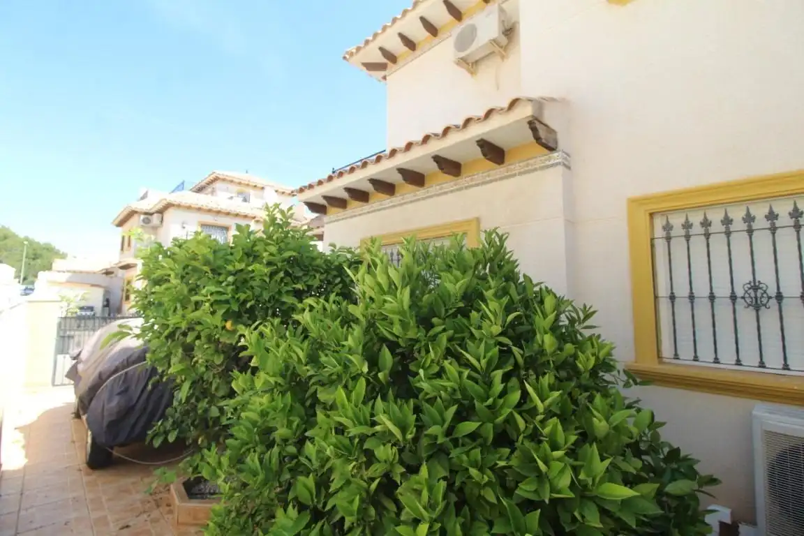 Jardí de Casa adosada en venda en Orihuela amb Jardí privat, Terrassa i Moblat