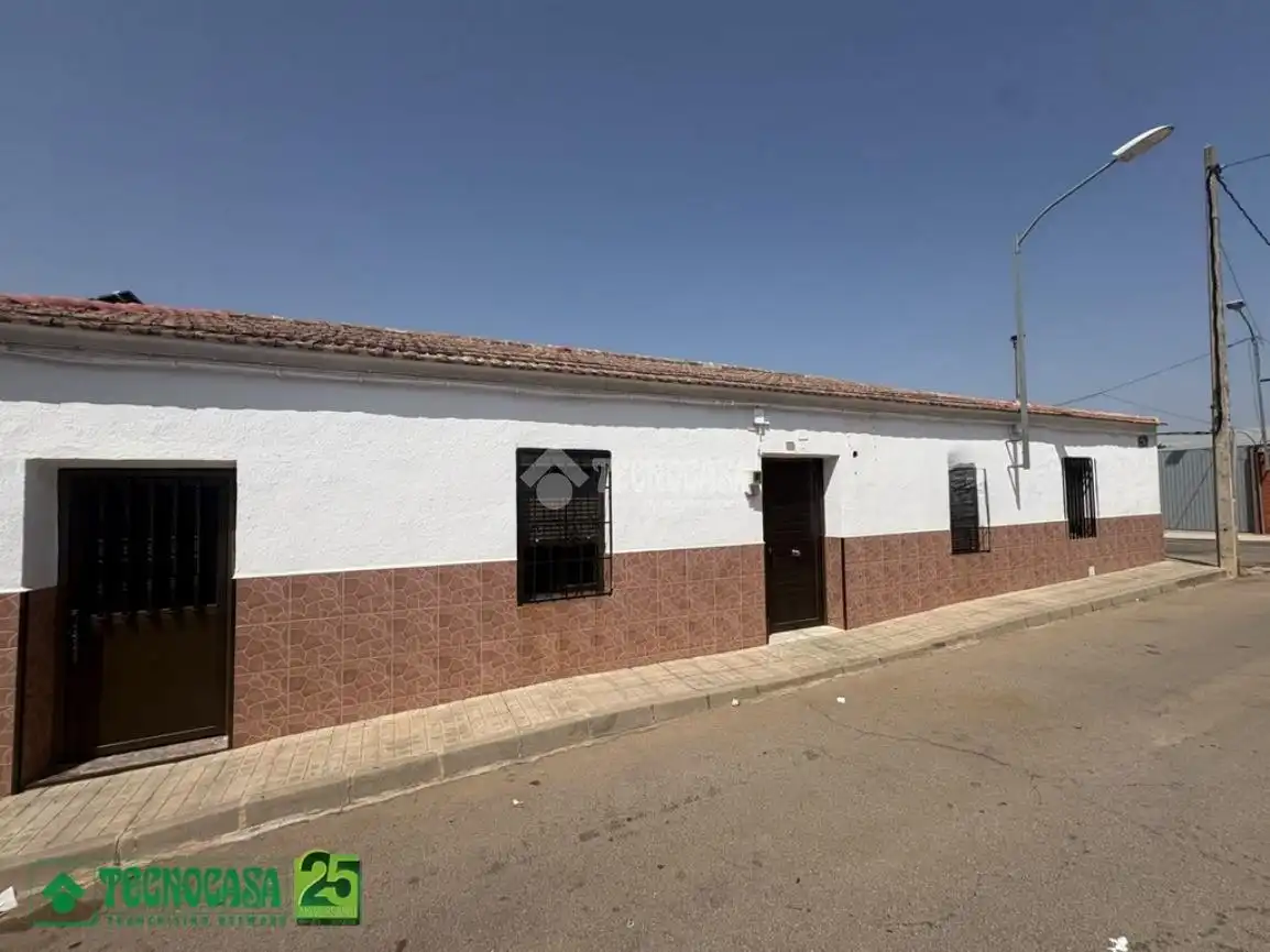 Vista exterior de Casa adosada en venda en Piedrabuena