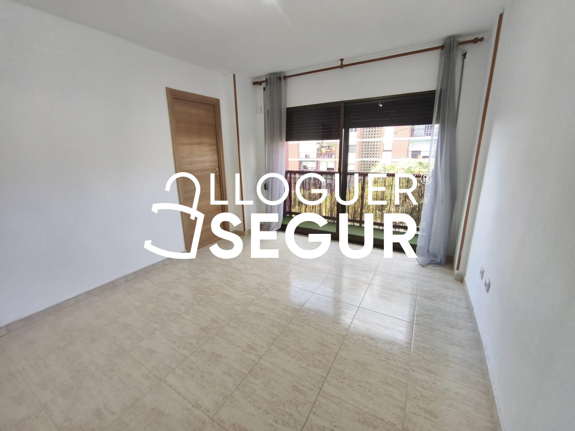 Dormitori de Pis de lloguer en Badalona amb Calefacció