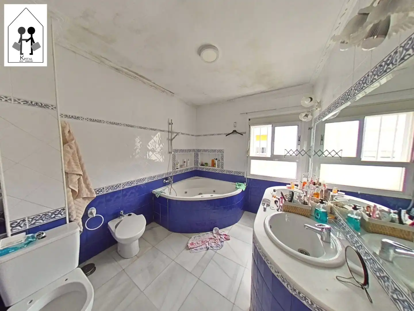 Bathroom of Flat for sale in Sevilla  with Air Conditioner, Heating and Furnished