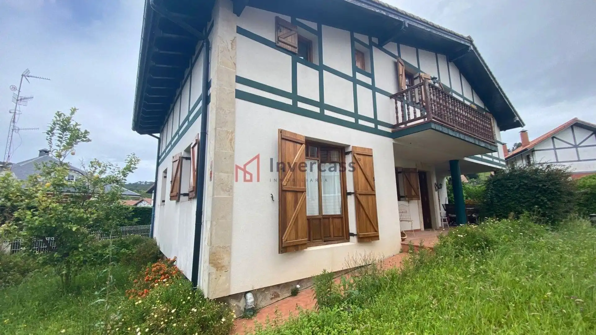 Vista exterior de Casa o xalet en venda en Castro-Urdiales amb Jardí privat, Terrassa i Traster