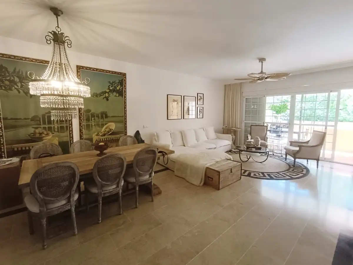 Sala d'estar de Casa adosada en venda en Marbella amb Aire condicionat i Alarma