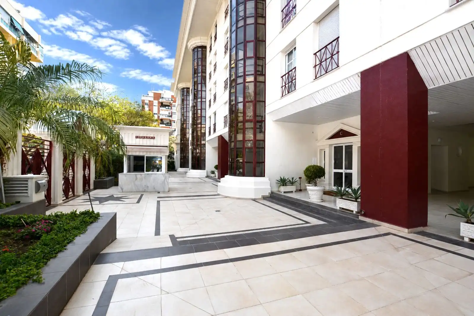 Vista exterior de Apartamento en venta en Marbella con Terraza, Trastero y Amueblado