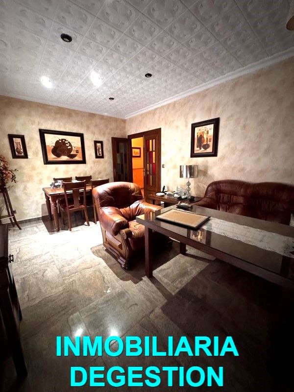 Sala d'estar de Casa adosada en venda en Linares amb Aire condicionat, Jardí privat i Terrassa