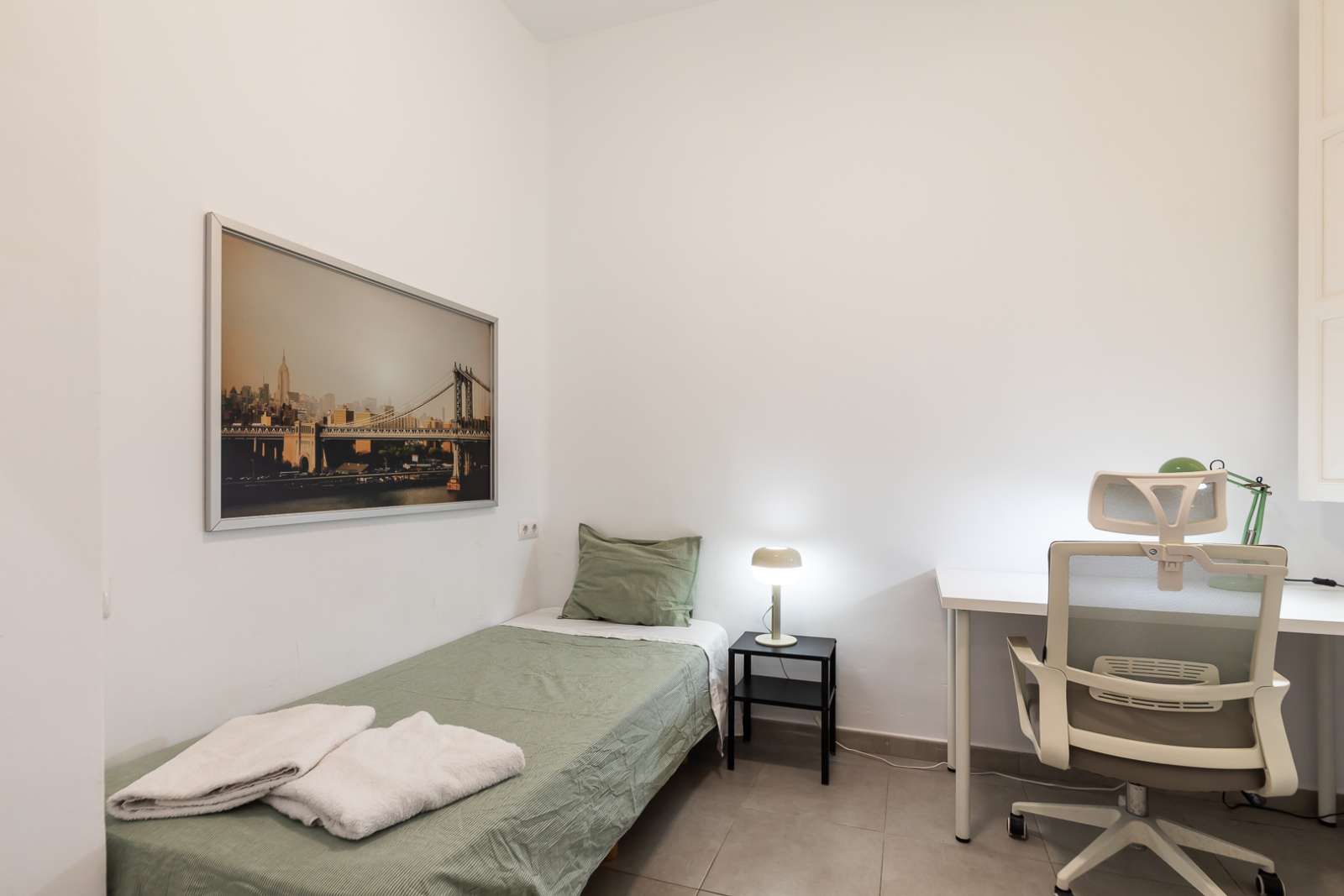 Bedroom of Flat to share in  Valencia Capital  with Air Conditioner, Heating and Terrace