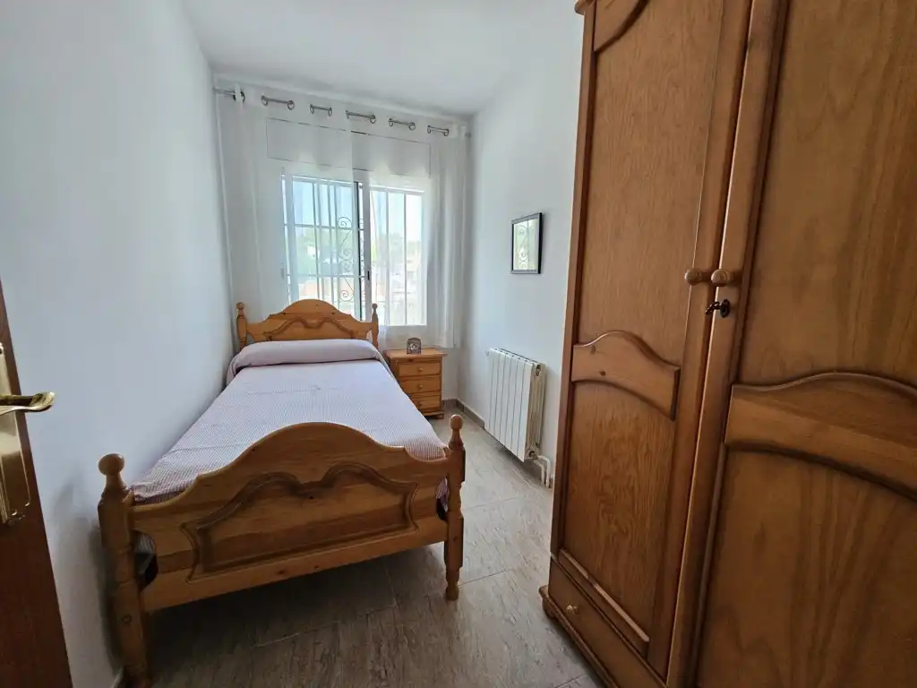 Schlafzimmer von Einfamilien-Reihenhaus zum Verkauf in Calafell mit Klimaanlage, Heizung und Privatgarten