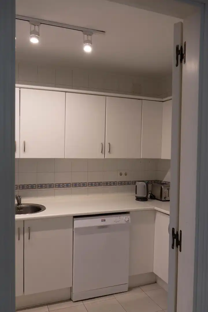 Cuina de Apartament en venda en Estepona amb Jardí privat, Terrassa i Piscina comunitària