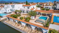 Vista exterior de Casa o xalet en venda en Empuriabrava amb Aire condicionat, Terrassa i Piscina