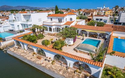 Vista exterior de Casa o xalet en venda en Empuriabrava amb Aire condicionat, Terrassa i Piscina