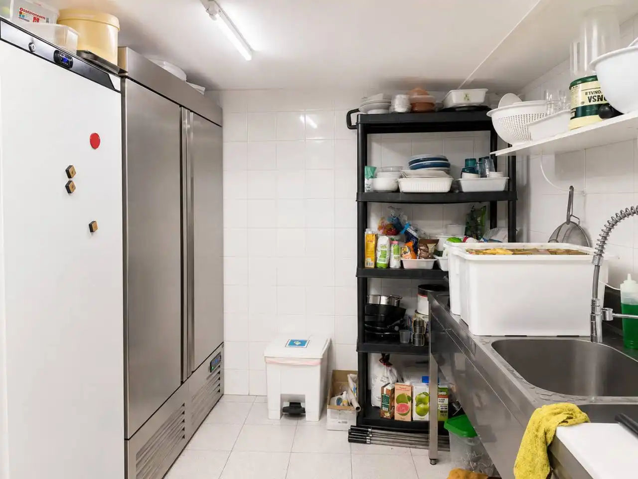 Cuina de Local de lloguer en Girona amb Aire condicionat