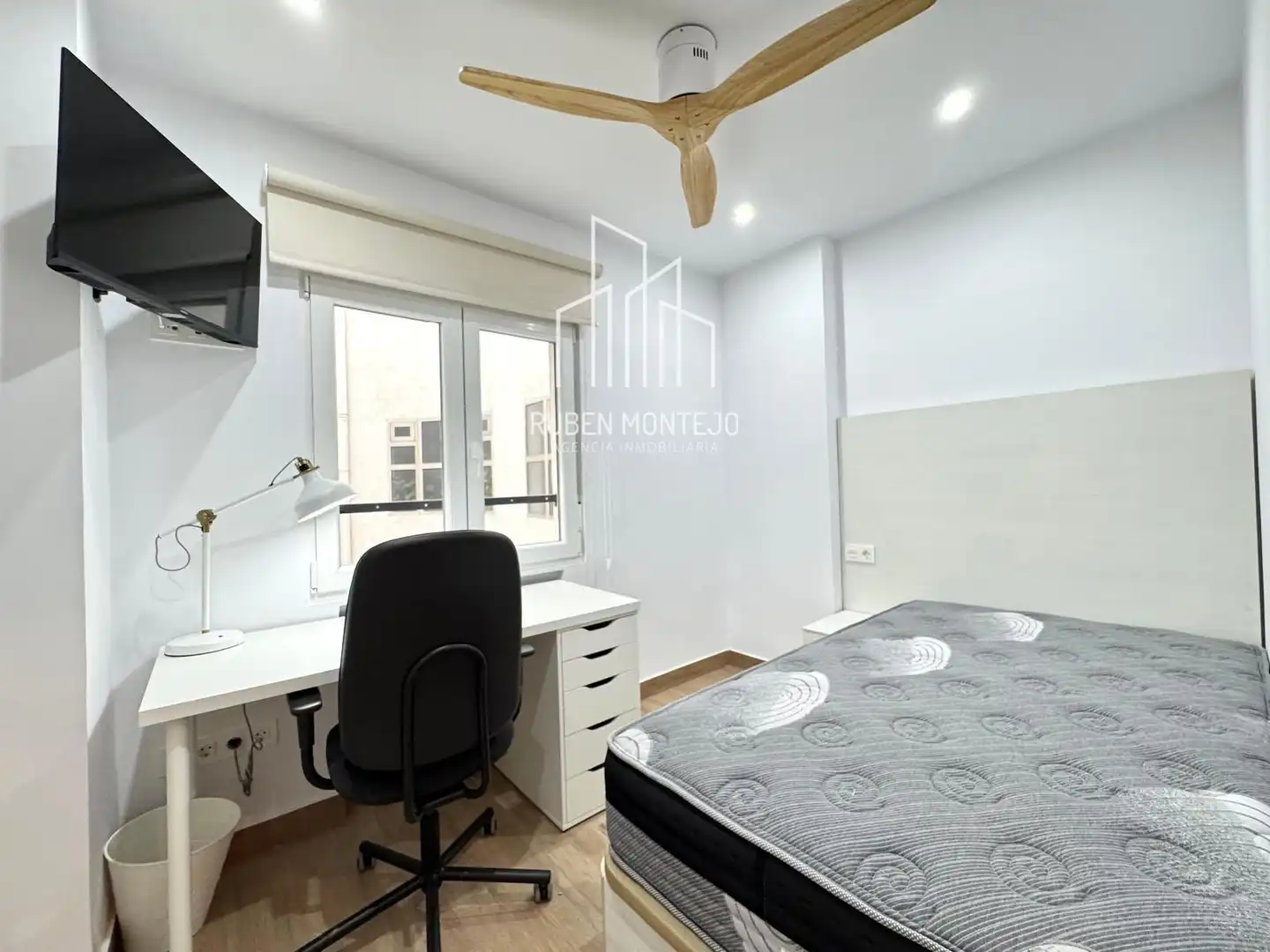 Room in Avenida de Portugal 141 3ºF, 141, Carmelitas