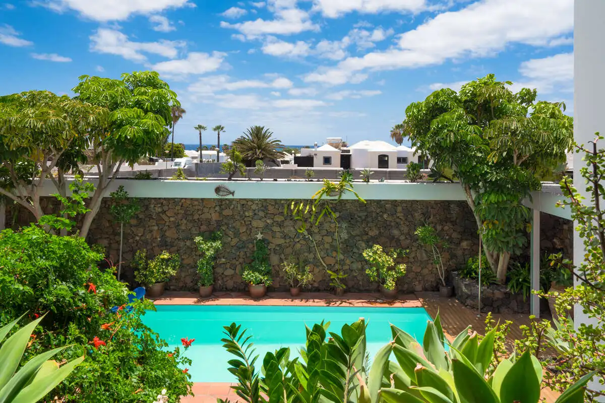 Vista exterior de Casa o xalet en venda en Arrecife amb Aire condicionat, Jardí privat i Terrassa