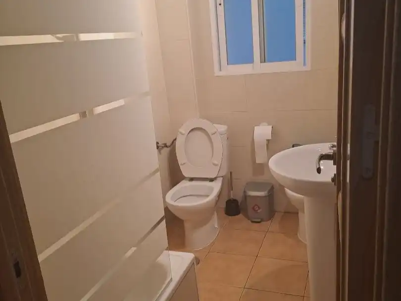 Bany de Pis per a compartir en Granada amb Aire condicionat, Calefacció i Parquet