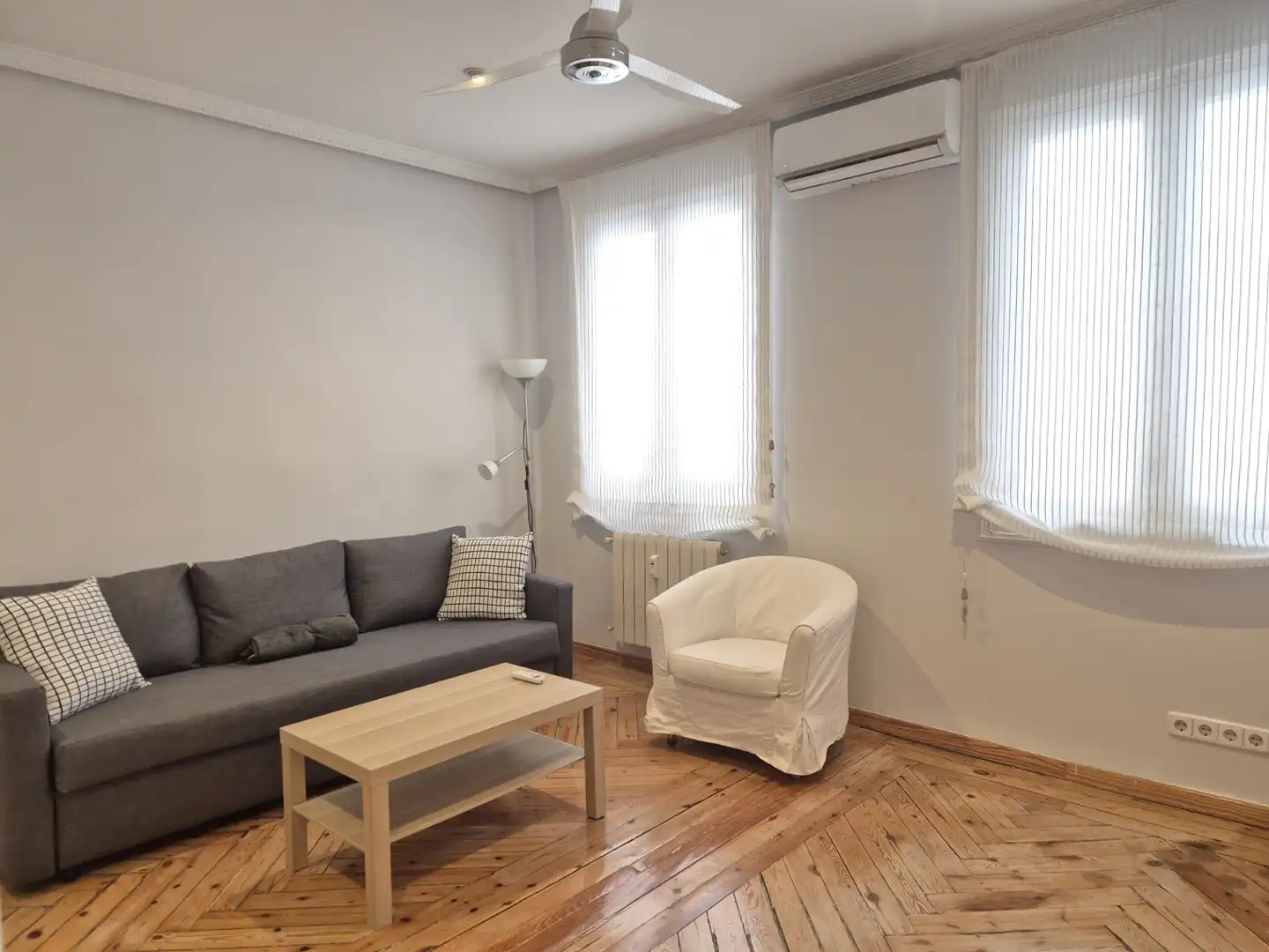 Sala de estar de Apartamento de alquiler en  Madrid Capital con Aire acondicionado, Calefacción y Parquet