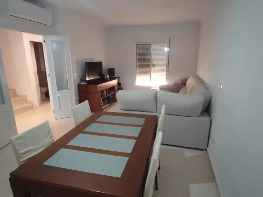 Sala d'estar de Casa adosada en venda en Lora del Río amb Aire condicionat