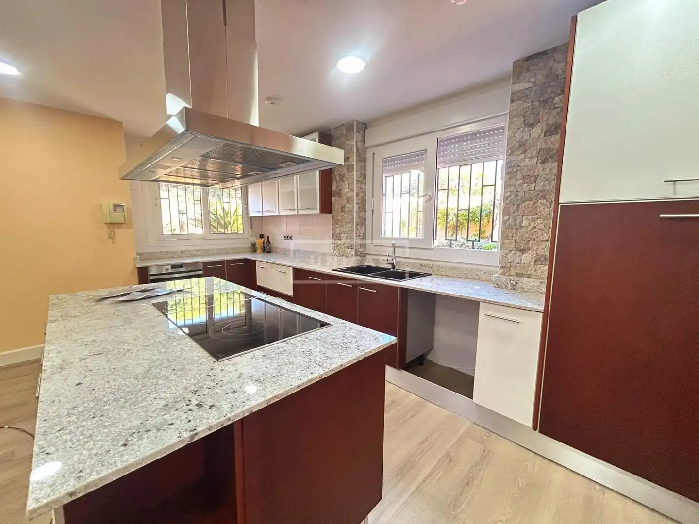 Cuina de Casa o xalet en venda en Alicante / Alacant amb Aire condicionat, Jardí privat i Terrassa