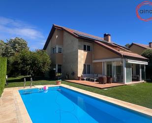 Schwimmbecken von Haus oder Chalet miete in Egüés mit Terrasse und Schwimmbad