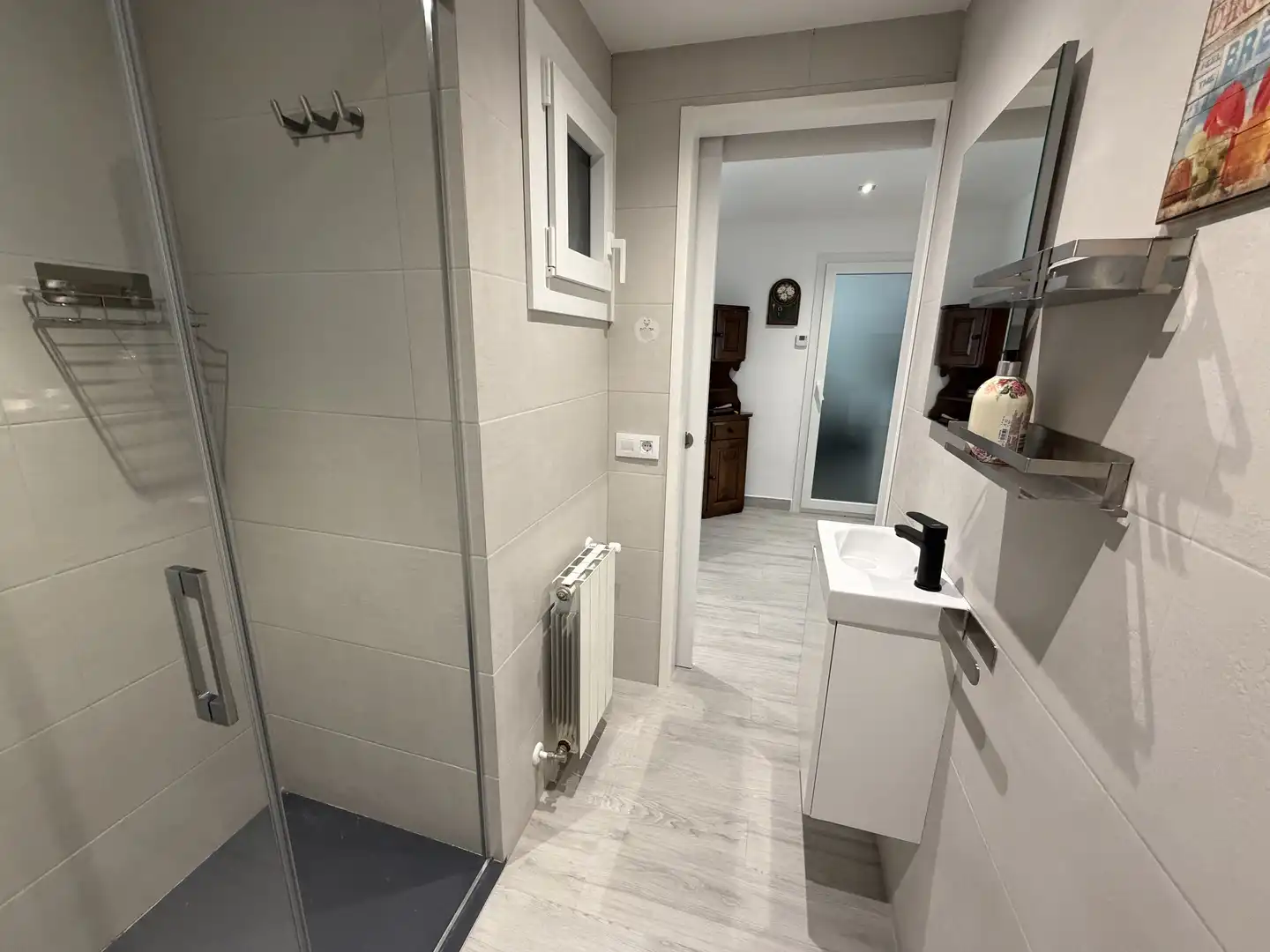 Baño de Apartamento de alquiler en Palamós con Calefacción, TV y Alarma