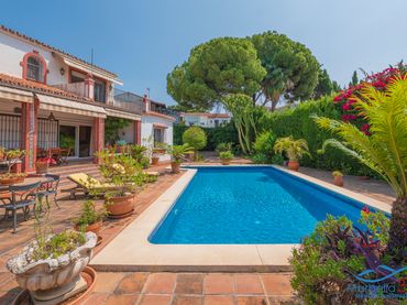 Villa mit Pool zum Verkauf in Calle la Morera 19