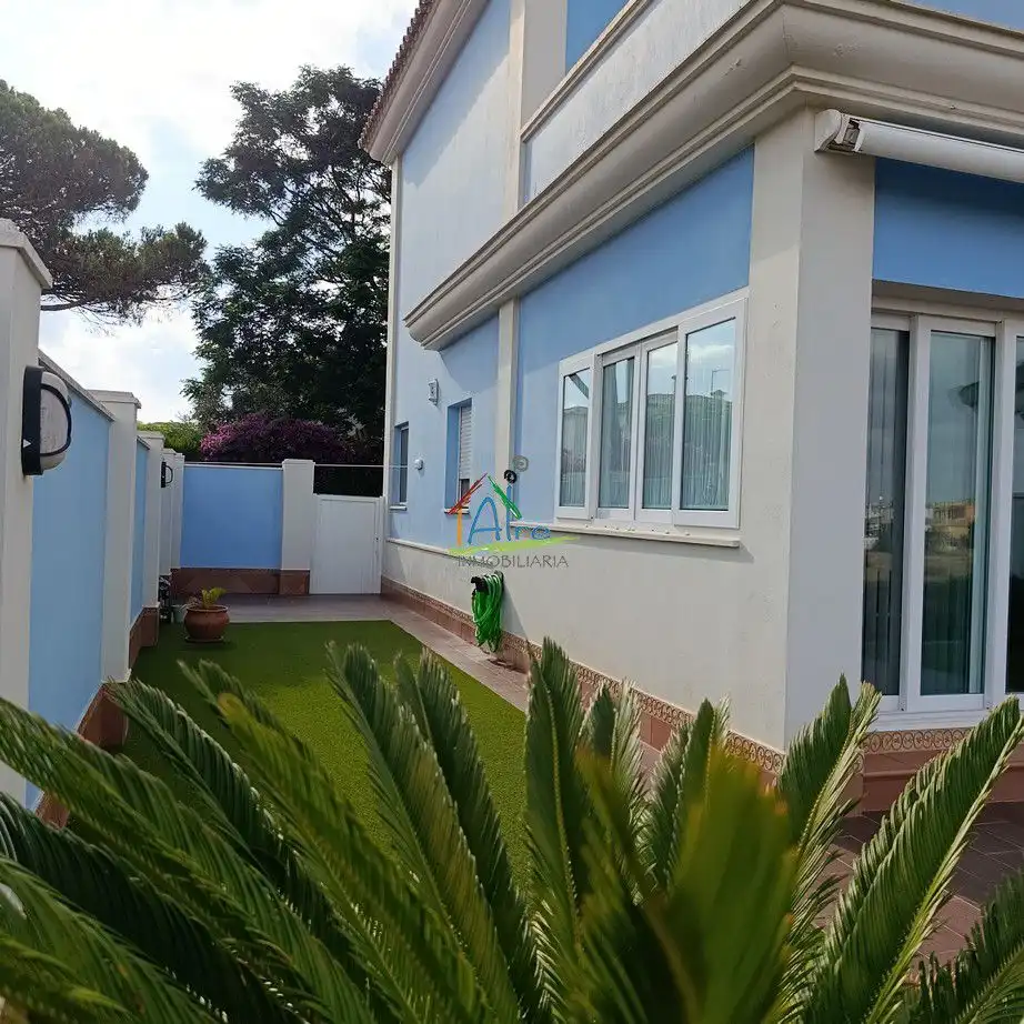 Vista exterior de Casa o xalet en venda en Almonte amb Aire condicionat, Calefacció i Terrassa