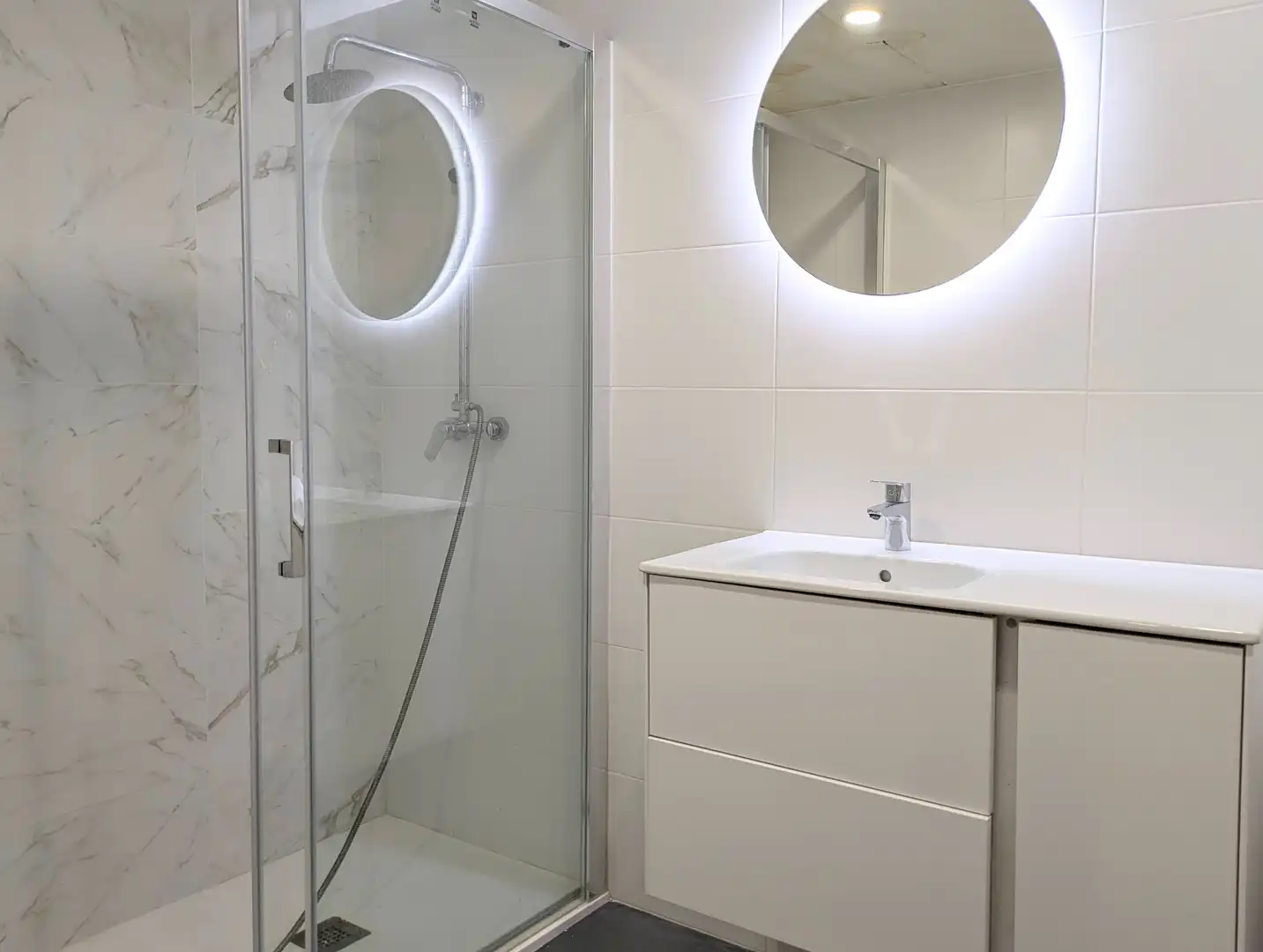 Badezimmer von Dachboden zum Verkauf in Barcelona mit Heizung, Terrasse und Balkon
