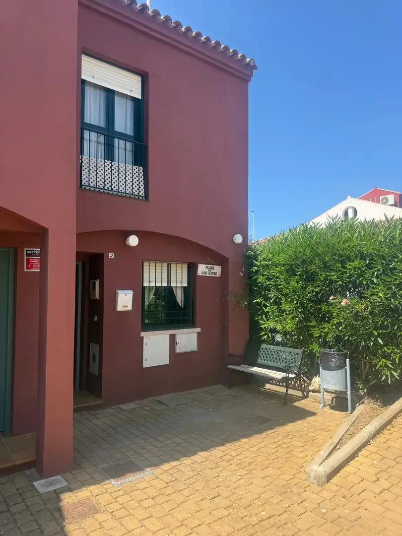 Vista exterior de Casa adosada en venda en Chiclana de la Frontera amb Aire condicionat, Calefacció i Jardí privat