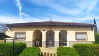 Vista exterior de Casa o xalet en venda en Carmona amb Aire condicionat, Terrassa i Piscina