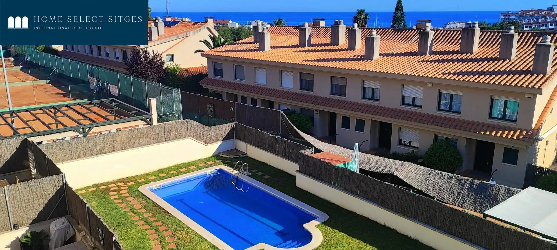 Schwimmbecken von Einfamilien-Reihenhaus zum Verkauf in Sitges mit Klimaanlage, Heizung und Parkett
