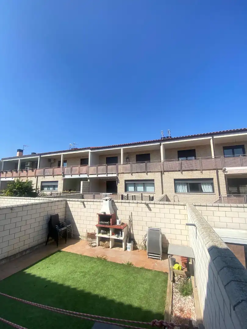 Vista exterior de Casa adosada en venta en Cintruénigo con Calefacción, Jardín privado y Terraza