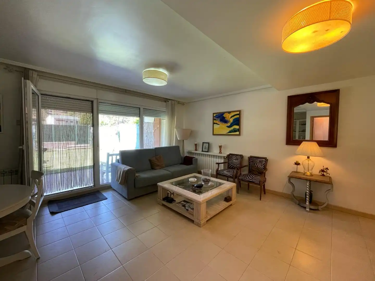 Sala de estar de Casa adosada en venta en San Leonardo de Yagüe con Calefacción, Jardín privado y Parquet