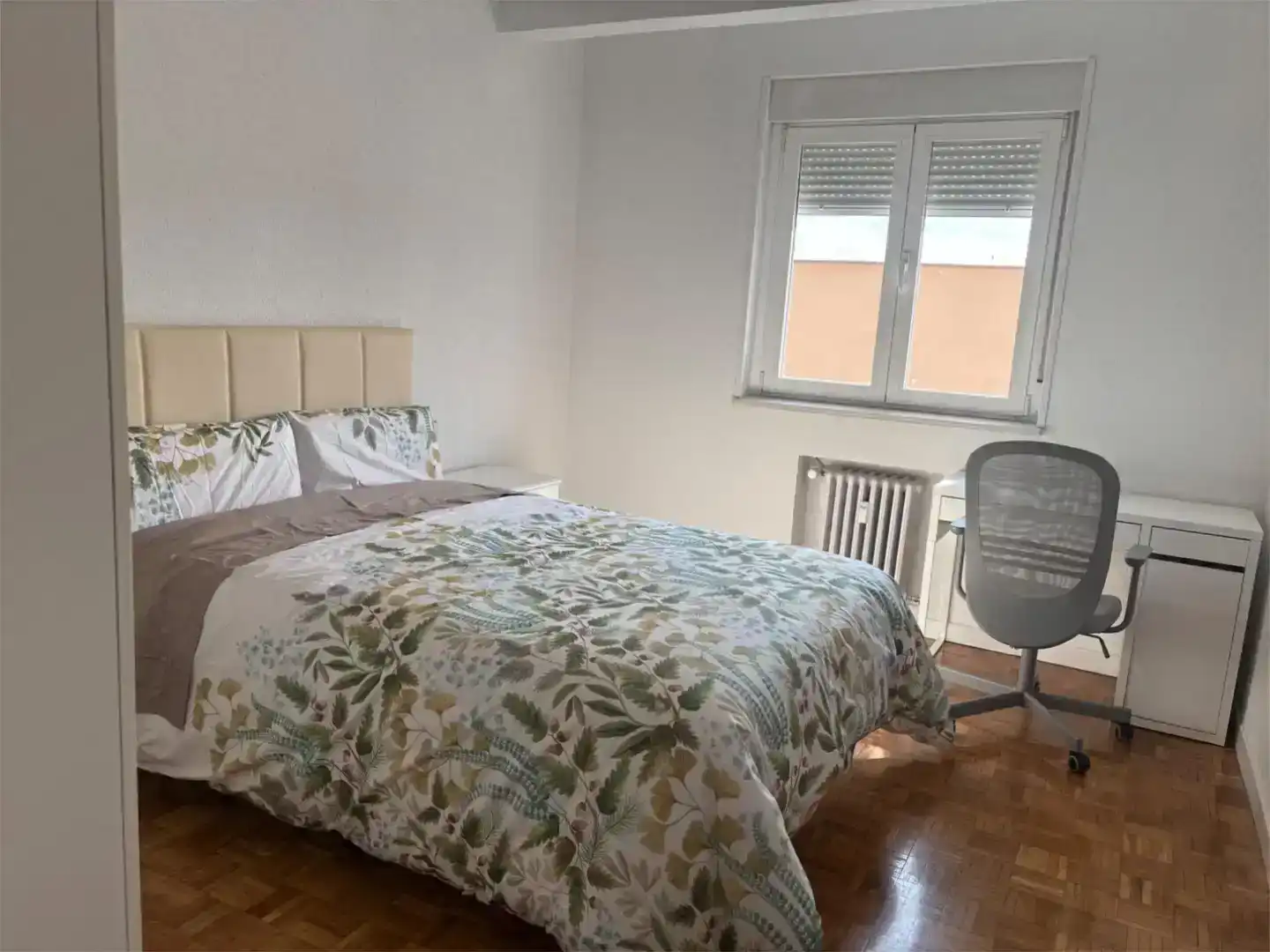 Dormitori de Pis de lloguer en Ávila amb Parquet, Moblat i Balcó