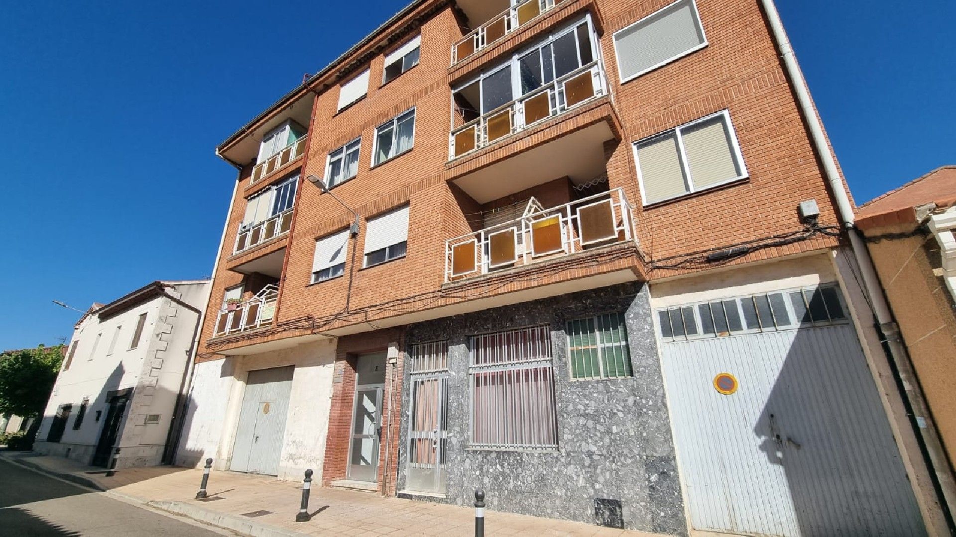 Vista exterior de Piso en venta en Dueñas con Calefacción y Amueblado