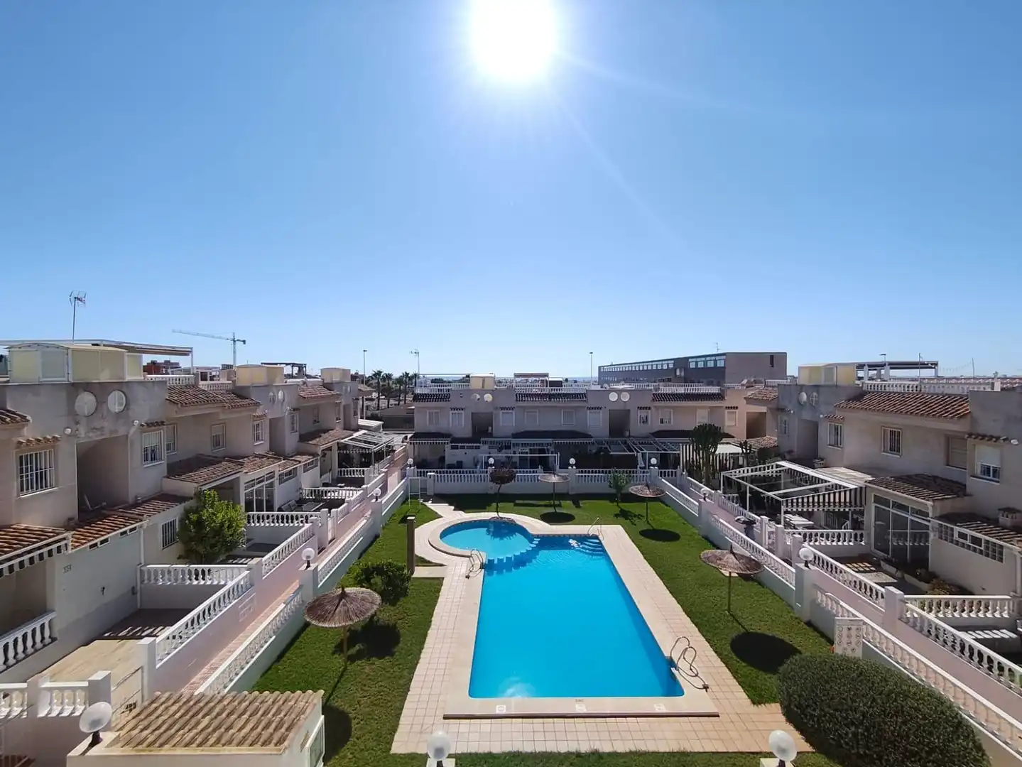 Piscina de Dúplex en venta en Torrevieja con Aire acondicionado, Terraza y Trastero