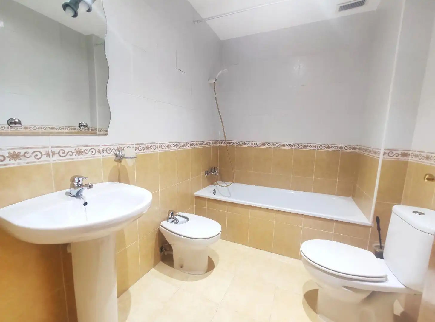 Bathroom of Duplexes for rent in Massamagrell