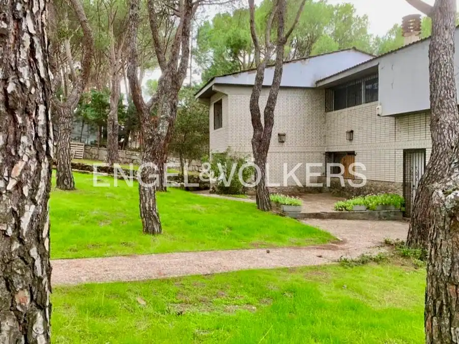 Vista exterior de Casa o xalet en venda en Las Rozas de Madrid amb Calefacció, Jardí privat i Piscina