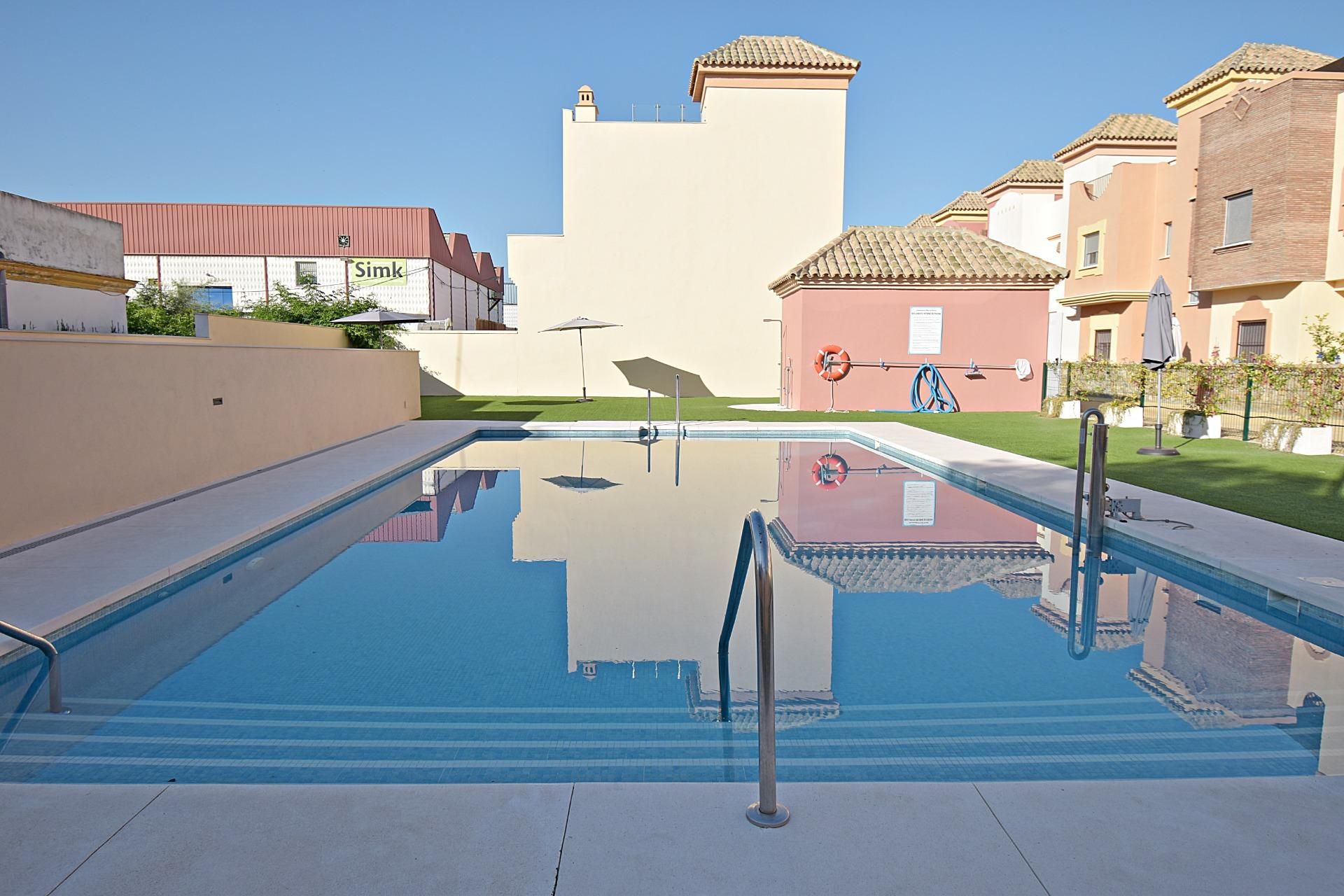 Piscina de Casa adosada en venda en Jerez de la Frontera amb Aire condicionat, Jardí privat i Terrassa