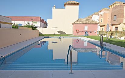 Piscina de Casa adosada en venda en Jerez de la Frontera amb Aire condicionat, Jardí privat i Terrassa