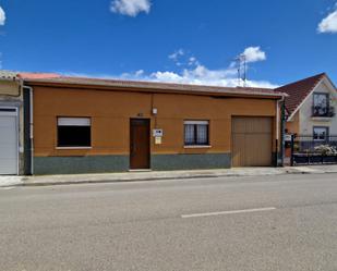 Außenansicht von Haus oder Chalet zum verkauf in Santa María del Páramo mit Terrasse