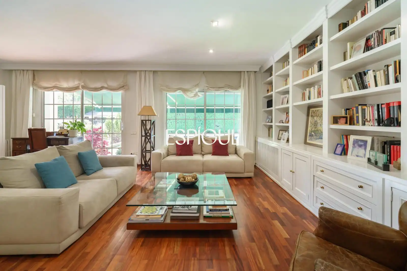 Living room of Houses for sale in Sant Cugat del Vallès  with Air Conditioner, Heating and Parquet flooring