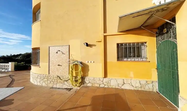 Vista exterior de Casa o xalet en venda en Roses amb Jardí privat, Terrassa i Balcó