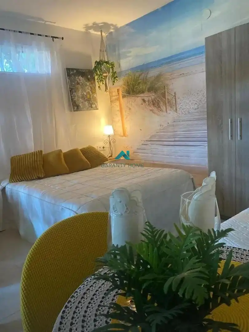 Schlafzimmer von Wohnung zur Miete in Gilet mit Klimaanlage, Heizung und Privatgarten