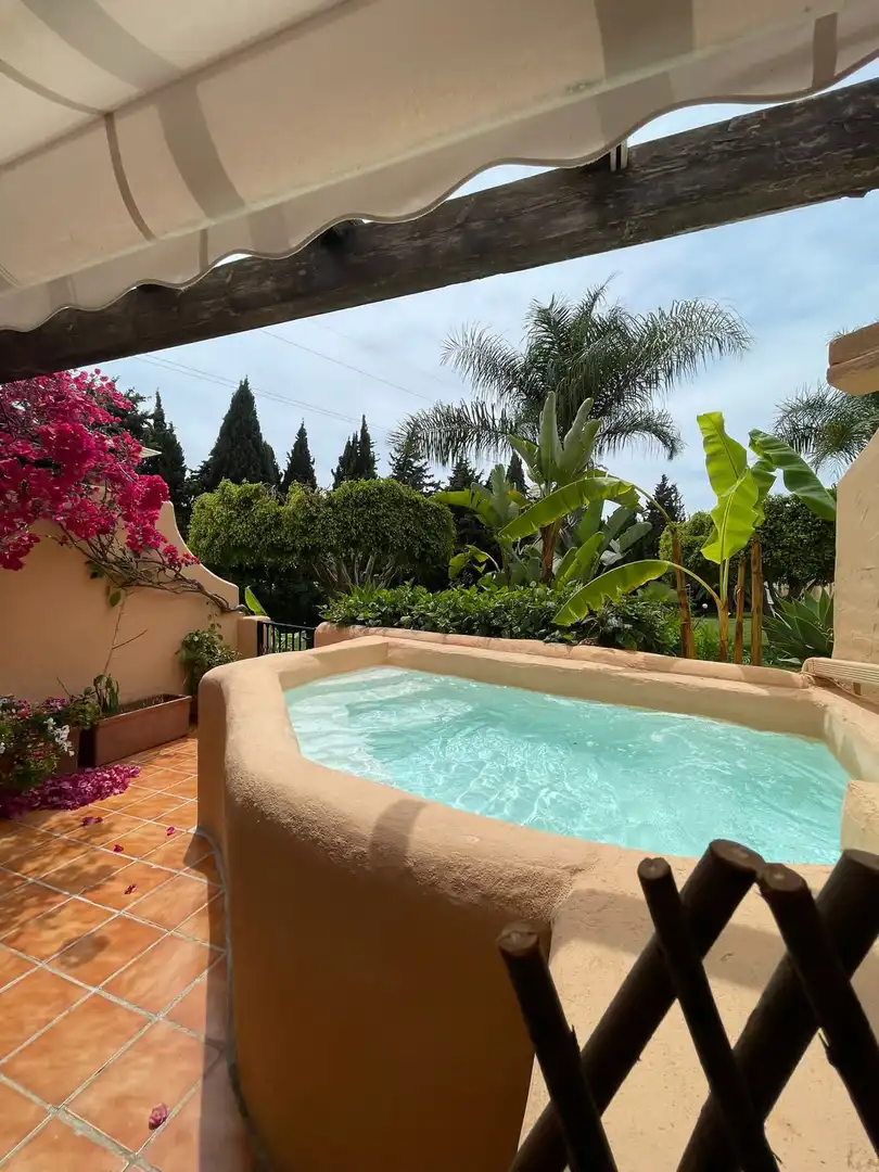 Piscina de Casa adosada en venda en Marbella amb Aire condicionat i Alarma