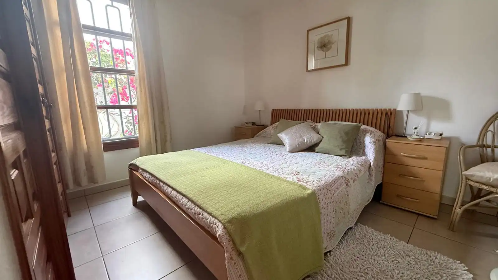 Schlafzimmer von Erdgeschoss zum Verkauf in Arona mit Privatgarten, Terrasse und Abstellraum