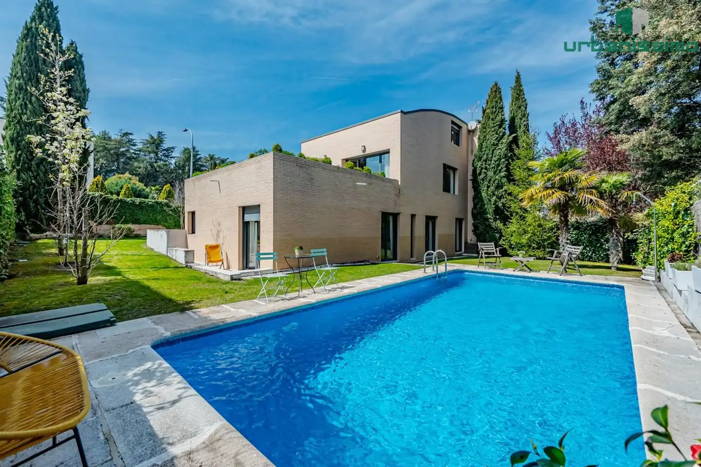 Swimming pool of Single-family semi-detached for sale in  Madrid Capital  with Air Conditioner, Heating and Private garden