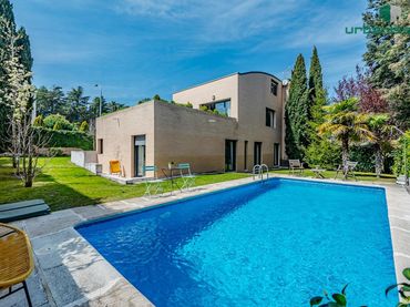 Semi-detached house with pool for sale in Calle de Jimena Menéndez Pidal