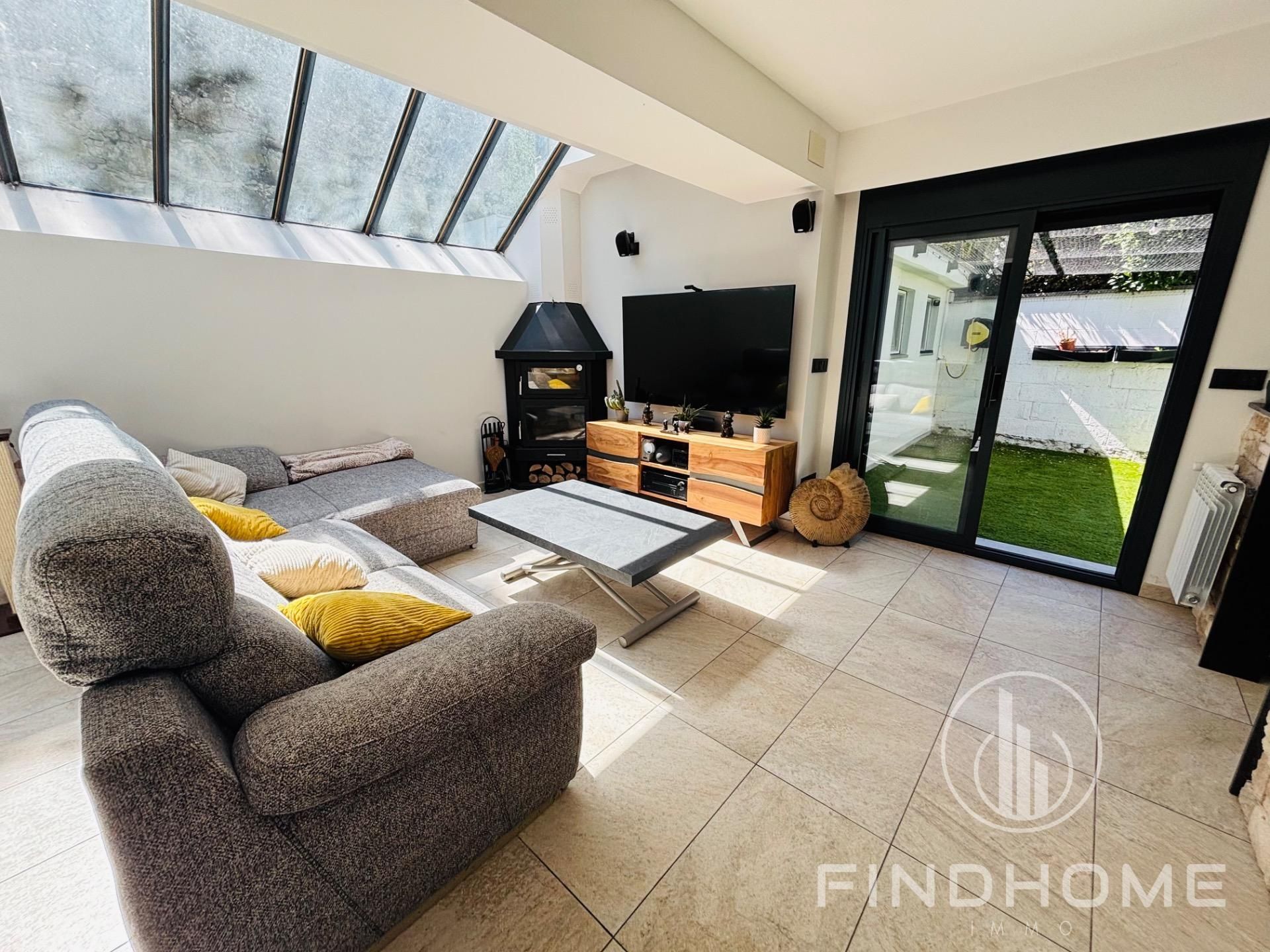 Sala de estar de Casa o chalet en venta en Olot con Piscina y Amueblado