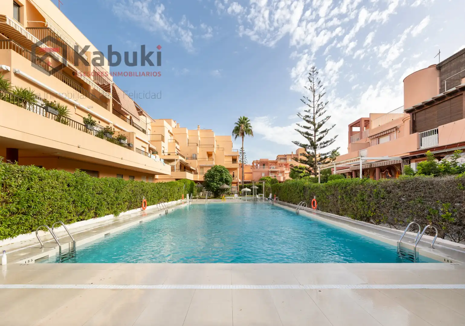 Außenansicht von Wohnung zur Miete in Salobreña mit Privatgarten, Terrasse und Schwimmbad