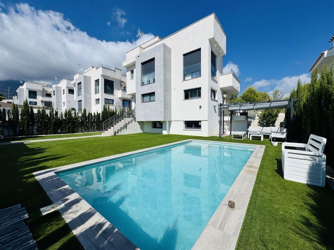 Vista exterior de Casa o xalet en venda en La Nucia amb Aire condicionat, Calefacció i Jardí privat