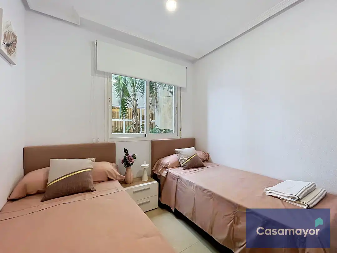 Habitación de Piso en venta en Alicante / Alacant con Aire acondicionado, Calefacción y Jardín privado